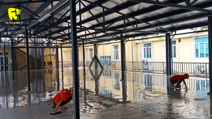 Thi công lớp sơn Epoxy tự phẳng lần 1
